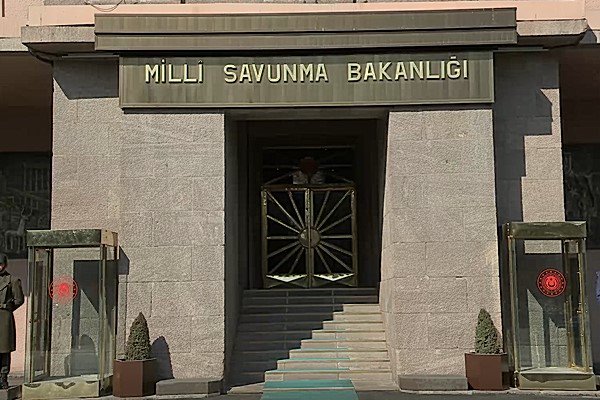 Milli Savunma Bakanı Yaşar