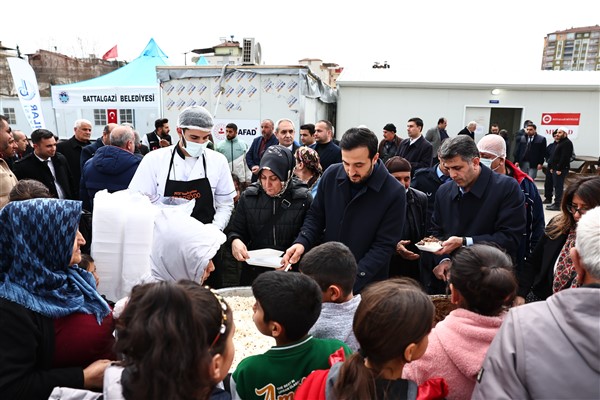 Başkan Özdemir, Adıyaman ve Malatya’da depremzedeleri ziyaret etti