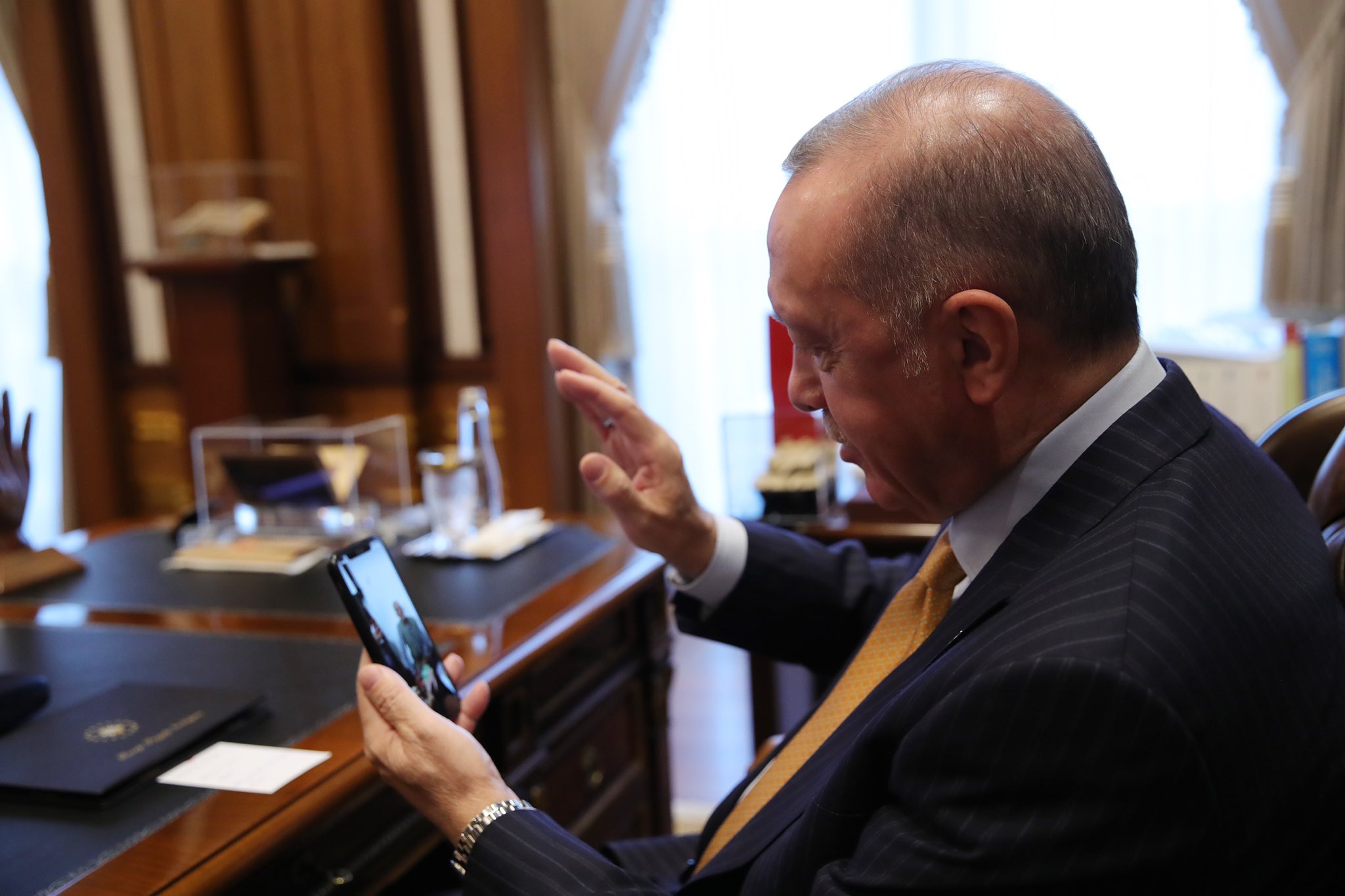 Cumhurbaşkanı Erdoğan, dünyaya iniş yapan Alper Gezeravcı ile telefonla görüştü
