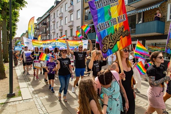 Rusya’nın yeni LGBT yasalarından sonra hükümler verilmeye başlandı