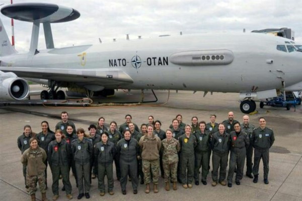 Tamamı kadınlardan oluşan ilk uçak mürettebatı NATO AWACS misyonunu tamamladı